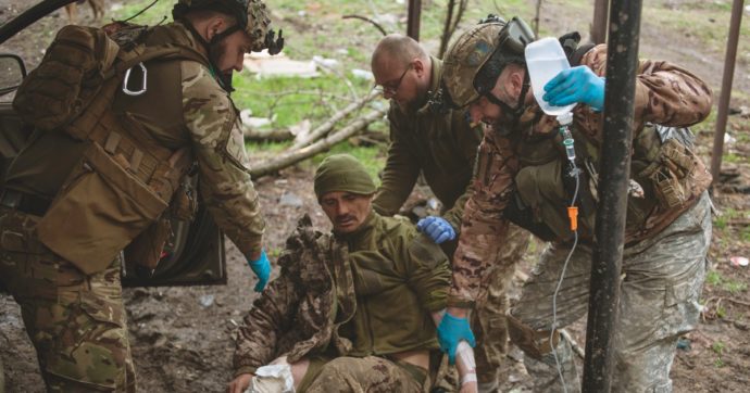“Bakhmut, Kiev si sta ritirando”. Londra: “Mandiamo più armi”
