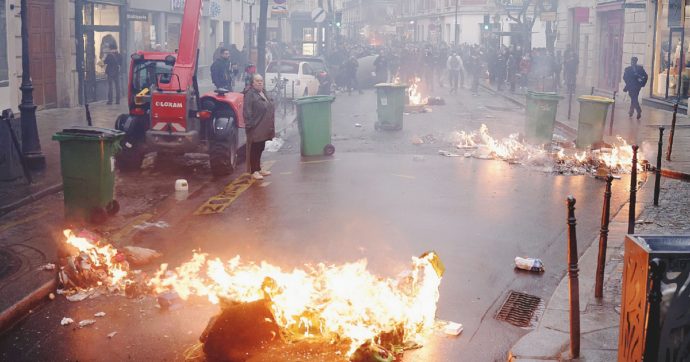 Pensioni, la Corte dà il via libera a Macron e la piazza protesta. I sindacati: “Ci ripensi”