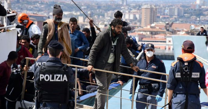 Migranti, via la protezione speciale