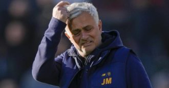 Copertina di Roma, Mourinho prende in giro il tecnico del Feyenoord: “Se perdessi, riuscirei comunque a dormire, non piangerei dieci mesi”