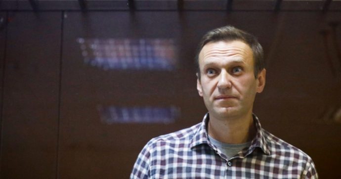 Navalny in condizioni critiche, ha perso 8 chili in 15 giorni. Entourage: “Temiamo un nuovo avvelenamento, ambulanza arrivata in carcere”