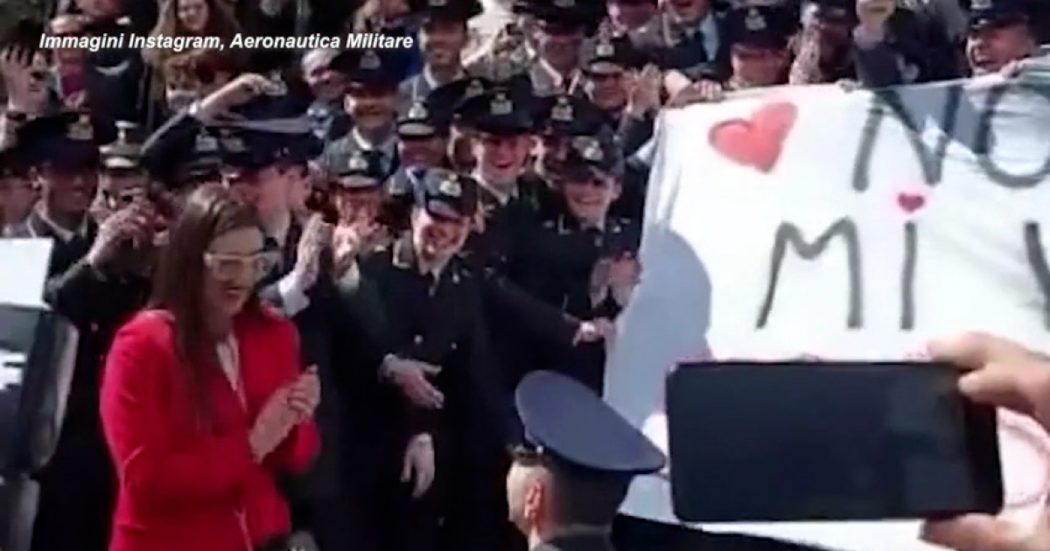 Fuori programma alla cerimonia di giuramento dell’Aeronautica a Viterbo: l’allievo maresciallo si inginocchia per la proposta di matrimonio