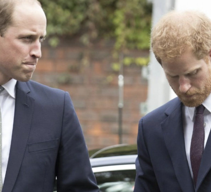 “Non voglio sedere accanto a mio fratello”: il principe William furibondo non accetta la vicinanza di Harry. Ecco cosa accadrà il 6 maggio