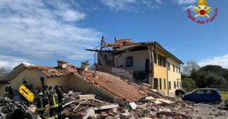 Copertina di Lucca, esplode casa di campagna a causa di una fuga di gas: sei feriti e un morto sotto le macerie
