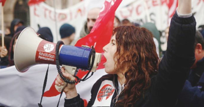 Pensioni, da ieri la riforma è legge. Le opposizioni: “Macron ladro”