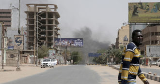 Copertina di Sudan, pesanti scontri in tutta Khartoum. Paramilitari: “Controlliamo il palazzo presidenziale”. L’esercito smentisce