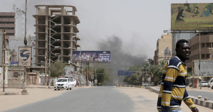 Sudan, pesanti scontri in tutta Khartoum. Paramilitari: “Controlliamo il palazzo presidenziale”. L’esercito smentisce