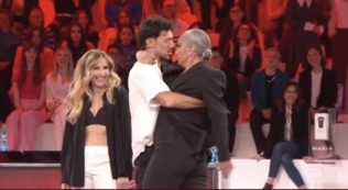 Copertina di Amici 22, “Mi è venuta voglia di sbatterla a destra e a sinistra”: Emanuel Lo provoca la Celentano. Ecco chi è stato eliminato (e la data a sorpresa della finale)