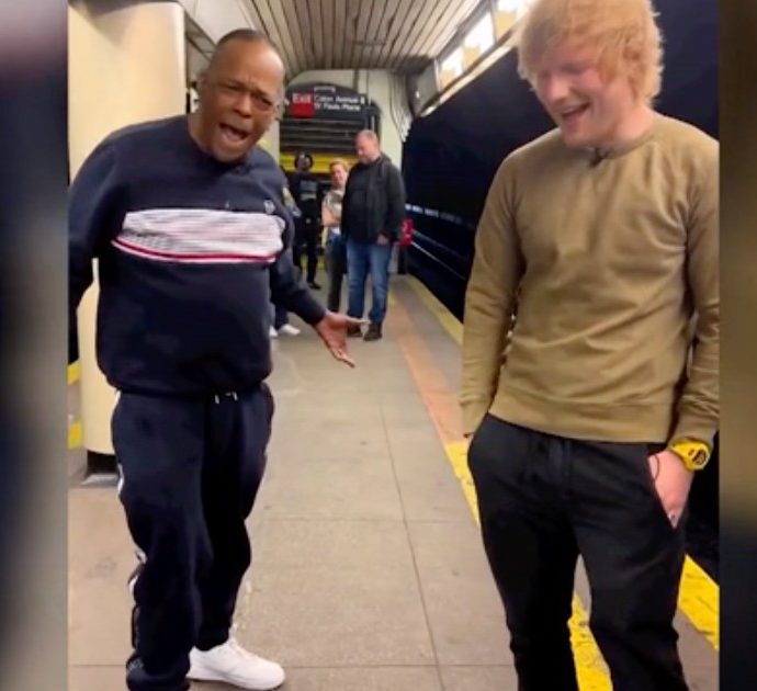 Ed Sheeran canta “Eyes Closed” con un artista di strada nella metropolitana di New York: il video emozionante
