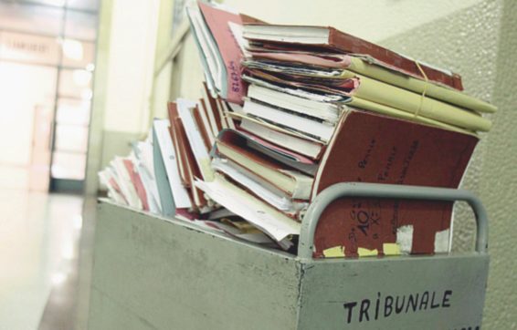 Palermo, così il commesso giudiziario arrestato avvertiva gli indagati sotto inchiesta: “Tu ora hai il telefono sotto controllo”