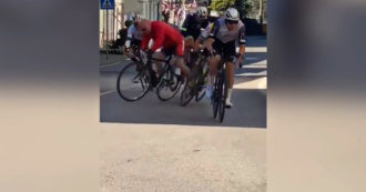 Copertina di Attraversa la strada in bici senza rispettare l’alt: travolto durante la corsa di ciclismo a Caneva – Video