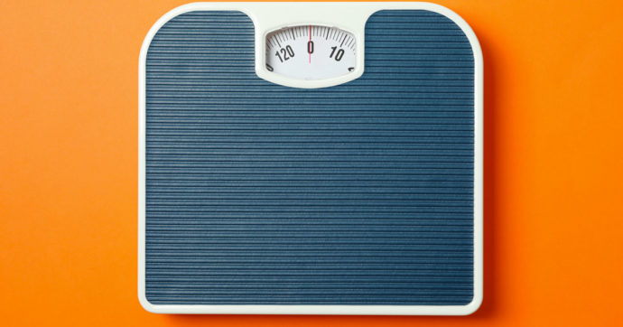 “Sei grassa e brutta”, madre a processo a Como per maltrattamenti: “La figlia non doveva superare i 47 kg”