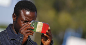 Copertina di Migranti, “in Italia rischiano violazioni dei diritti umani”. Il Consiglio di Stato olandese accoglie i ricorsi di due richiedenti asilo