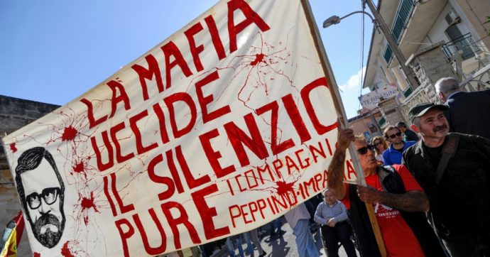 Sicilia, gli studenti del liceo di Partinico contro l’intitolazione della loro scuola a Peppino Impastato: “Divisivo”. Il fratello: “Inquietante”