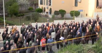 Copertina di Rogo di Primavalle, un centinaio di militanti di estrema destra hanno sfilato in corteo fino alla casa dei Mattei: “Presente” e saluti romani