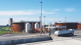 Copertina di E a tre km c’è pure l’Eni: “Inquinamento in corso”