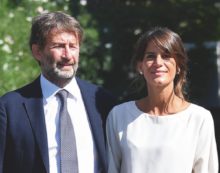 Copertina di La gauche Ztl in fila per conoscere Elly Schlein (da Baglioni ai Parioli)