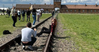 Copertina di Turisti in posa sulle rotaie di Birkenau, la foto indigna i social: “Totale distacco dalla realtà”