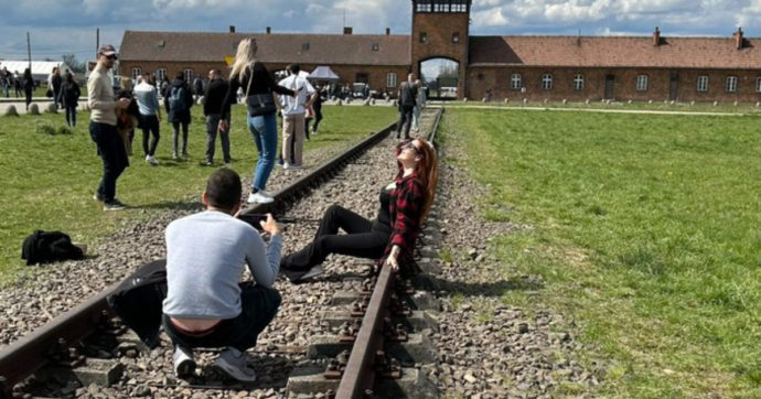 Turisti in posa sulle rotaie di Birkenau, la foto indigna i social: “Totale distacco dalla realtà”