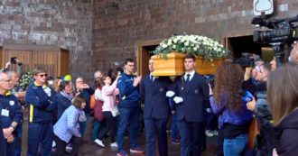 Copertina di Julia Ituma, l’uscita del feretro dalla chiesa tra gli applausi: l’abbraccio ai familiari – Video