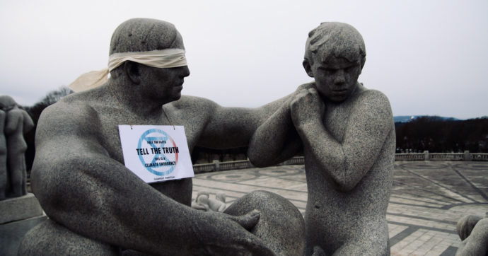 Statue bendate per aprire gli occhi sul clima: pugno duro delle forze dell’ordine