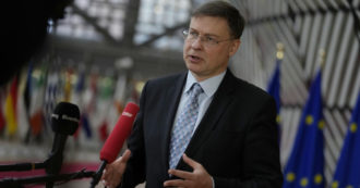 Copertina di La Commissione Ue vara la riforma dei salvataggi bancari. Dombrovskis all’Italia: “Serve la ratifica del Mes”