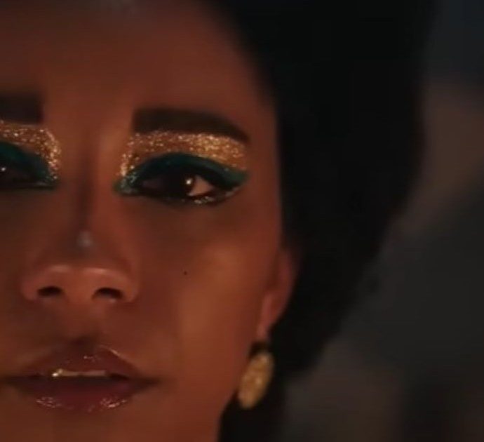 Bufera per la Cleopatra nera di Netflix: “Falsifica i fatti storici e promuove l’afro-centrismo”