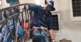 Copertina di Venezia, straniero vestito da “cowboy” cammina sui bordi dei ponti e sui cornicioni dei b&b. Residenti su tutte le furie: il video