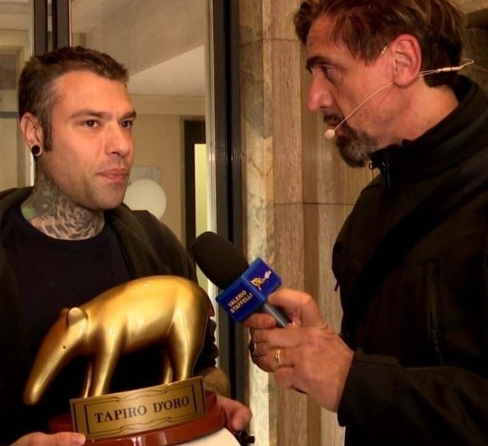 Striscia la Notizia, Tapiro d’Oro a Fedez per la vacanza a Dubai, lui confessa: “La coerenza non è una mia virtù. Chiara? Ho molto da farmi perdonare”