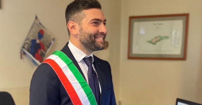 Le mani del clan sul voto a Melito di Napoli: arrestati il sindaco eletto col centrodestra, un consigliere di FdI e il padre dell’ex deputata Rostan