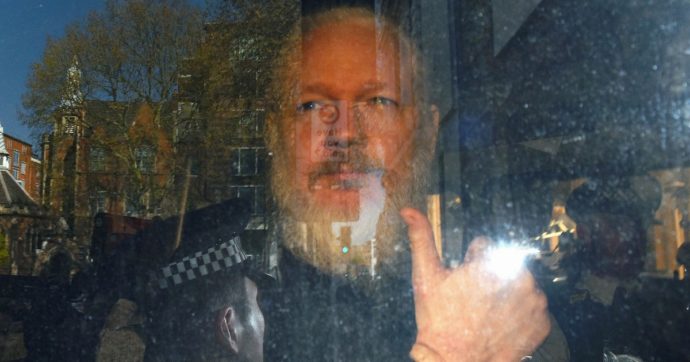 Copertina di “Cella 37, ala 2: la mia visita in carcere a Julian Assange”