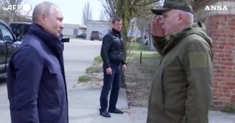 Copertina di Vladimir Putin visita una base militare vicino a Kherson e le truppe nel Lugansk: le immagini