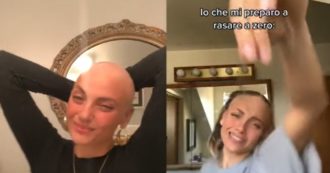 Copertina di La tiktoker affetta da alopecia si rasa i capelli in diretta: “Mi stavano cadendo tutti”