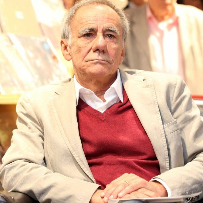 “Problemi di salute per Roberto Vecchioni, deve riposare”: rinviati 4 concerti del tour. Cosa succede e quali appuntamenti slittano