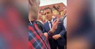 Copertina di “Non ho mai visto un presidente che fa più schifo di te”, manifestante contesta Macron: cori e fischi in Alsazia contro il presidente francese