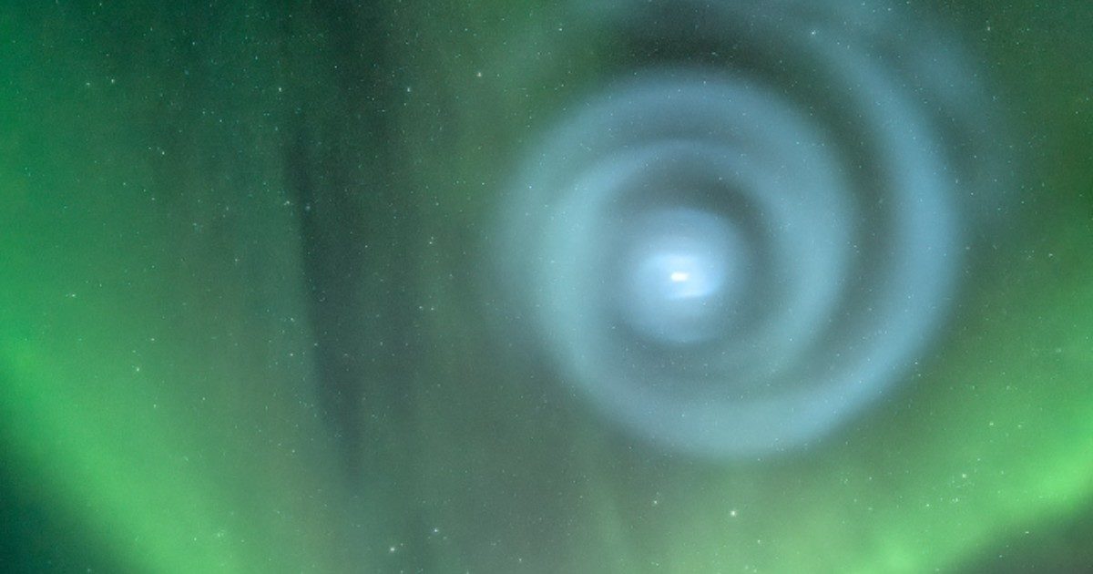 Alaska, una misteriosa spirale luminosa compare nel cielo. Un fenomeno alieno? No, ecco la verità