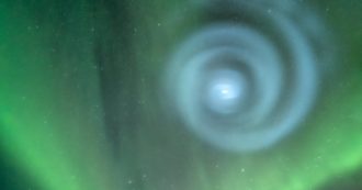 Copertina di Alaska, una misteriosa spirale luminosa compare nel cielo. Un fenomeno alieno? No, ecco la verità