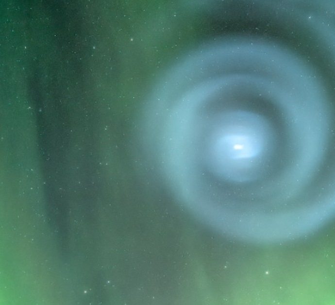 Alaska, una misteriosa spirale luminosa compare nel cielo. Un fenomeno alieno? No, ecco la verità