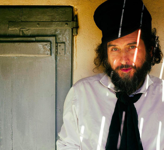 Vinicio Capossela a FqMagazine: “Elly Schlein punto di rottura? Spero, siamo in attesa da molto tempo del messia”