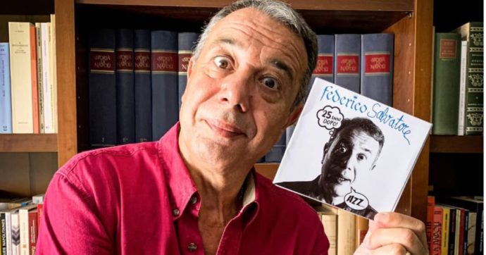 Morto Federico Salvatore, il cabarettista di “Azz” divenuto celebre al Maurizio Costanzo Show stroncato da un’emorragia cerebrale a 63 anni