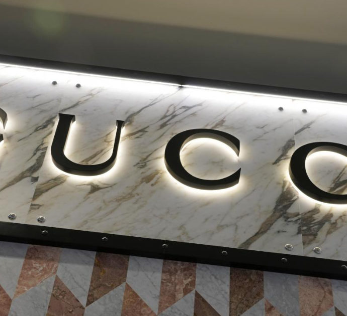 “Hanno controllato i prezzi dei negozi e vietato gli sconti per anni, c’era una regia ‘occulta’ ai danni dei consumatori”: maxi multa da 157 milioni a Gucci, Chloé e Loewe dall’Antitrust