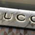 Copertina di Stato di agitazione per i 1.000 dipendenti di Gucci in Italia: “L’azienda non versa i 600 euro previsti dal pacchetto welfare”