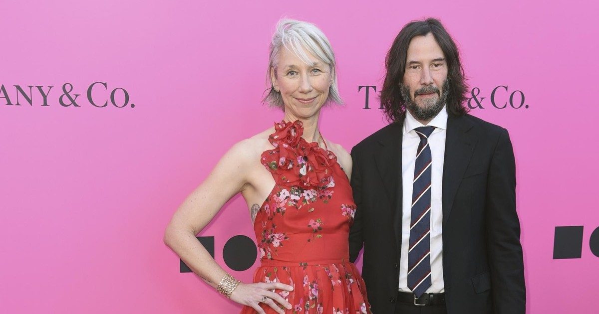 Keanu Reeves e Alexandra Grant, il bacio in pubblico che conferma la loro relazione