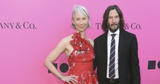 Copertina di Keanu Reeves e Alexandra Grant, il bacio in pubblico che conferma la loro relazione