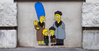 Copertina di Milano, vandalizzato il murales “Binario 21, I Simpson deportati ad Auschwitz”. L’artista: “Vile atto antisemita”