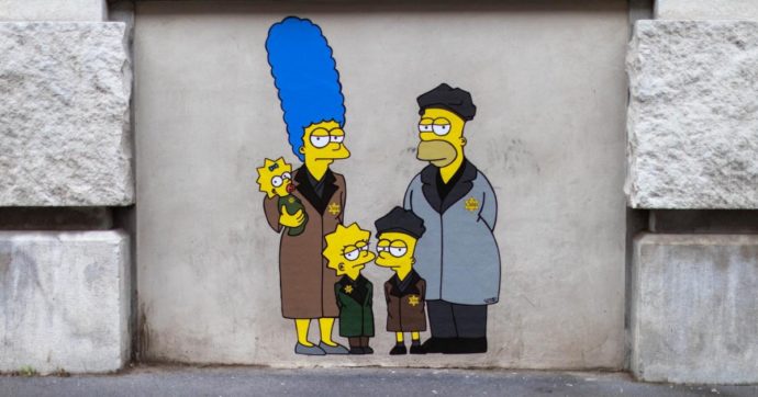 Milano, vandalizzato il murales “Binario 21, I Simpson deportati ad Auschwitz”. L’artista: “Vile atto antisemita”