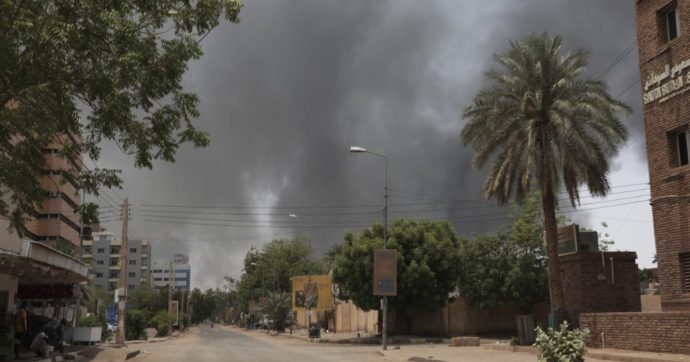 Sudan, chiuse decine di ospedali e tregua violata. Germania blocca l’evacuazione di 150 cittadini tedeschi