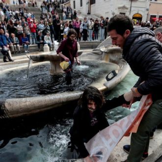 Copertina di Ambiente, chi reprime gli imbrattatori non vede la Terra in estinzione