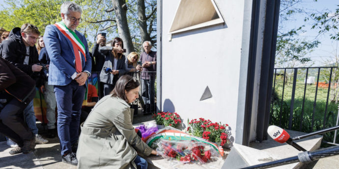 Metodo Schlein: omaggio a Matteotti e silenzio sui guai, “cani” permettendo