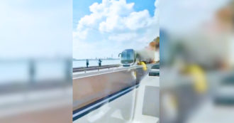 Copertina di Venezia, bus in fiamme lungo il ponte che collega il capoluogo a Mestre: tutte in salvo le persone a bordo – Video